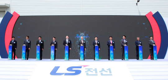 2일 강원도 동해시 LS전선 HVDC 해저케이블 공장 준공식에서 구자은(왼쪽 여섯번째) LS그룹 회장을 비롯한 참석자들이 기념 세리머니를 하고 있다. LS그룹 제공